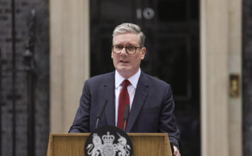 An infinite number of flunkeys